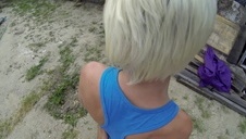 blondyneczka pozuje w jacuzzi