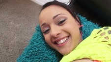 murzynka delektuje się białym fiutem