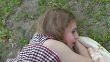 wypina dupsko i zsuwa majteczki