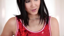 młoda blondi w kitkach jest rżnięta na stojaka