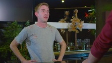 dziewczyna w kapeluszu i ciemnych okularach ciągnie kutasa na świeżym powietrzu