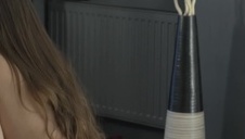 brunet całuje jej ciasna szpareczkę