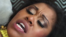 seksowna studentka masturbuje się na łóżeczku