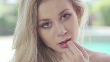 wesoła rudowłosa naga nastolatka