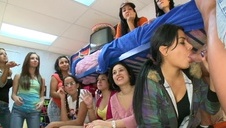 młoda laska pieści się po cipce na omelge