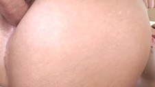 trójkąt z dziewczynami w seksownych pończochach