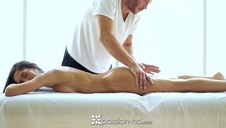 wkłada jej zabawki we wszystkie dziurki