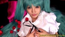 ostro zabawia się związaną babeczką