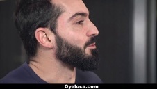 ociera się o naturalnie cycatą koleżankę