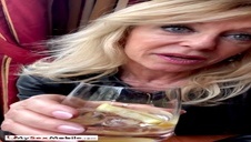 klepią ją kutasami po buzi