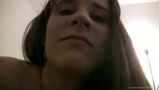 facet siedzi wygodnie a laska mu obciąga