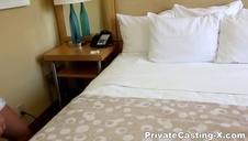 młoda bardzo swobodnie czuje się na kutasie