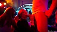 cycata blondyna obciąga nieznanego fiuta