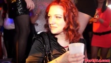 keisha grey z dużym dekoltem pieści swą szparkę