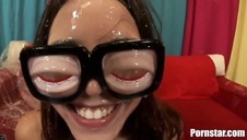 chudy chłop z naturalną rosjanką