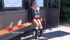 grupa napalonych lesbijek na pomarańczowej kanapie