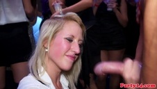 urocza nastolatka wkłada dużego chuja do swojej maleńkiej cipki