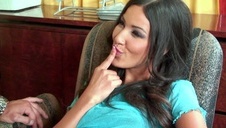 dwie brunetki przyssały się do jego kutaska