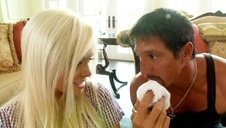 słodkie lesbijki liżą i pieprzą się na dworze