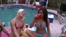 penetruje jej gładką szpareczkę