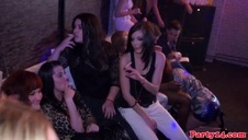 podekscytowany koleś pieści nastoletnią blondynkę