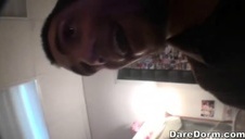 brunetka pieści się niebieską seks zabawką