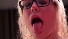 ruchanie laluni w rajstopach na kanapie