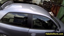 brunetka przy książce masuje swoją cipke