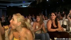 lala białych szpilkach wypina tyłek i się masturbuje