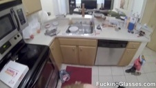 poczuła spocony smak w swoich ustach