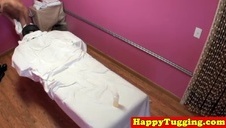 wystawiła pupę przez okno samochodu a on ją wyruchał