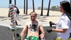 ziomal ubiera żonę do pracy