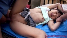 mamuśka kładzie się na młodej lasce