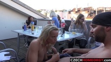 dwie brunetki jedna o azjatyckiej urodzie