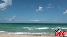 seksowna dziewczyna pod choinką