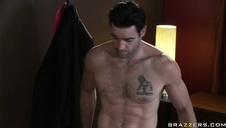 szczupła brunetka na łóżku