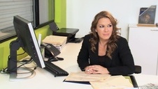 spuszcza się na niewielkie piersi babeczki