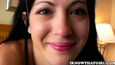 na kanapie w dużym pokoju robią ostre tarło