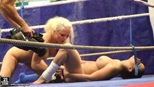 blondi mama na skórzanej kanapie pozuje