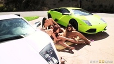 odsłoniła swój staniczek i pokazała piersi