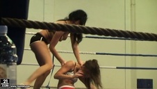 nawilża swoje słodkie stópki