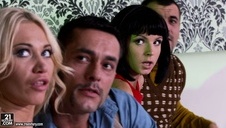 zabawiają się na zabawkach