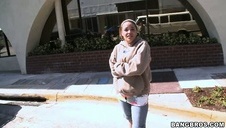 wkłada palce w gładką szparę