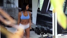 czekoladowa amatorka wyliuje jego penisa