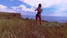 francuska milf przyjmuje gościa w ogrodzie