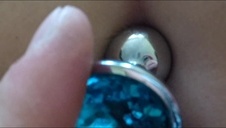 blondyna na różowym fotelu