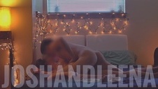 zakochany dziczek w jej pięknych piersiach