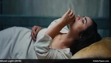 mega ślicznotka masturbuje się w kuchni