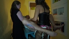 masturbuje się czerwoną zabaweczką