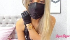 seksowna laska ma duże dupsko i fajnie ją zarzuca